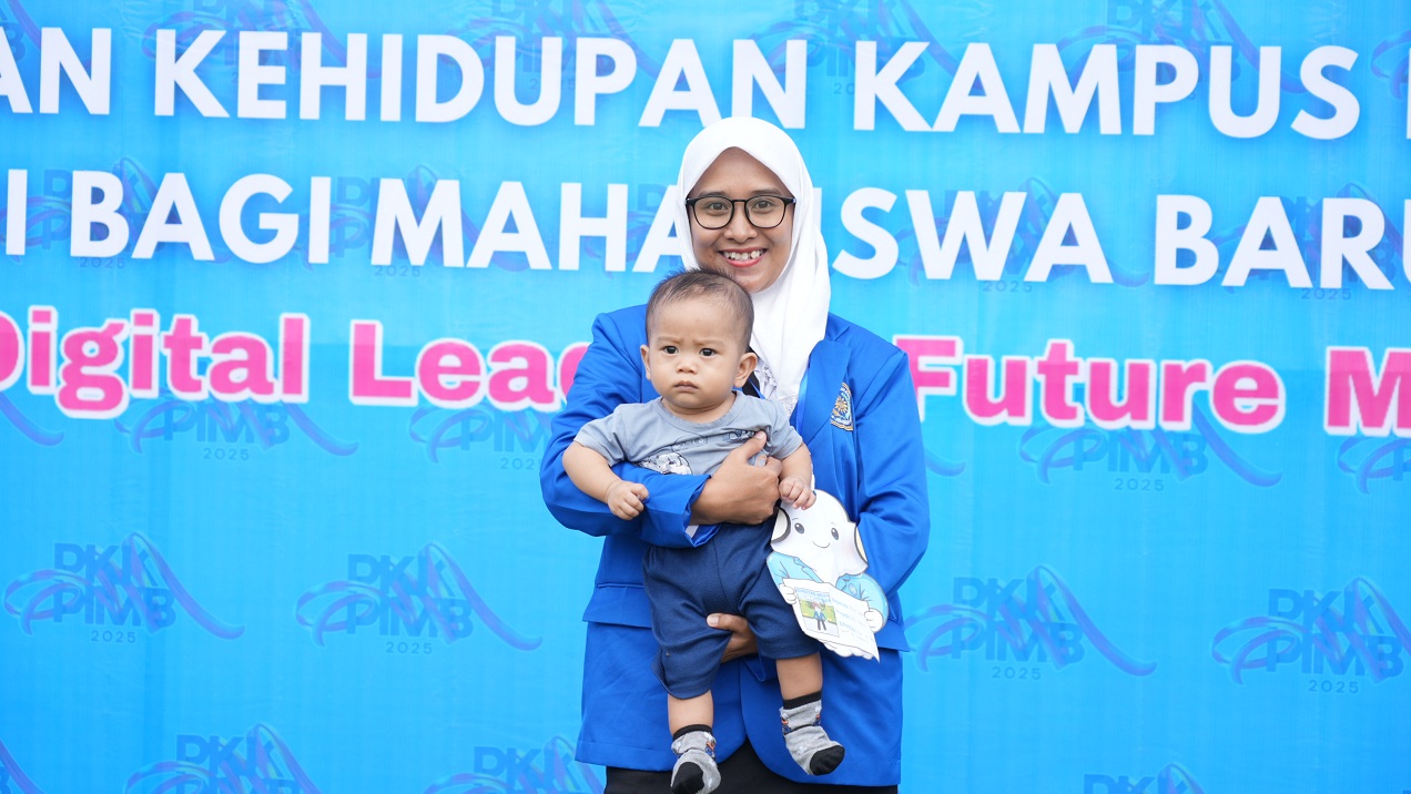 SEMANGAT: Mashuda Guru PAUD, ibu dua anak Maba Unmuh Jember mengikuti PKKPIMB sambil gendong anak.