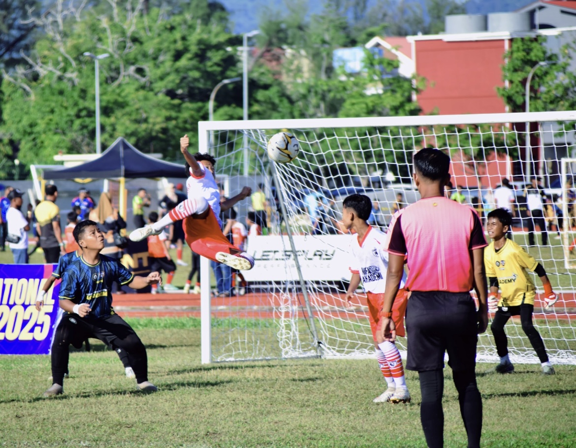 BERJUANG KERAS: Pemain muda Mifa Academy Bondowoso (putih) berjibaku mengontrol bola di tengah lapangan.(MIFA ACADEMY)
