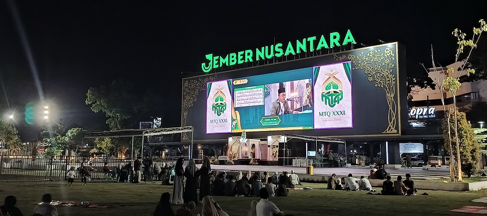 IKONIK: Alun-Alun Jember yang menjadi salah satu venue termegah lomba MTQ yang khusus dihelat saat malam hari.