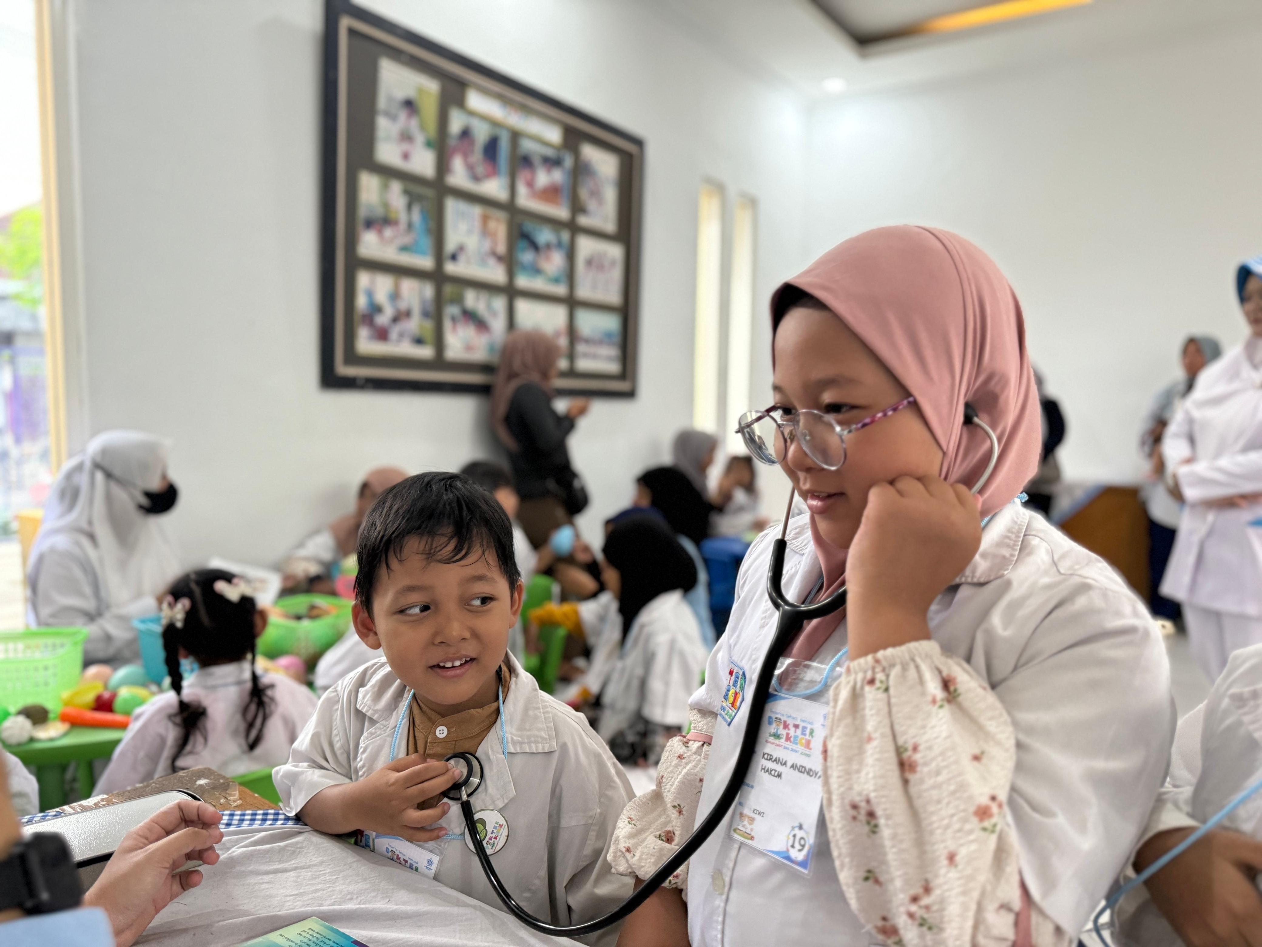 PENGALAMAN BARU: Kegiatan edukatif dokter cilik atau Dokcil di RSBS Jember. Kegiatan itu jadi ajang berbagai ilmu Kesehatan kepada para pelajar.