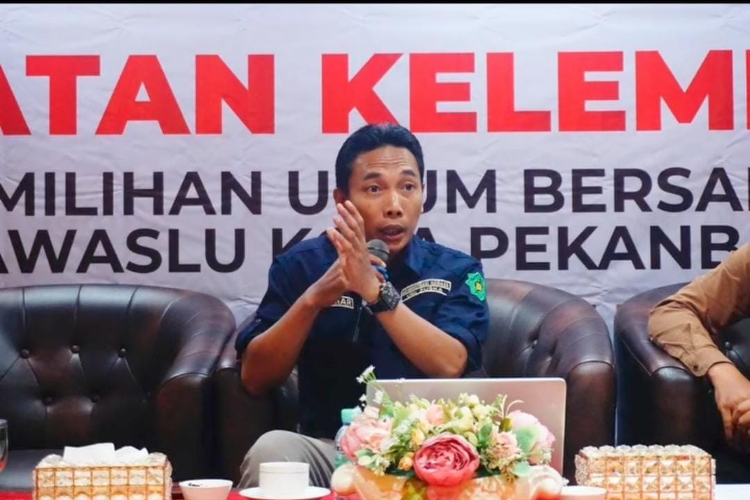 WAKETUM ADAPI: Muammar Alkadaf, Wakil Ketua Umum Asosiasi Dosen ASN PPPK (ADAPI) Indonesia, saat memberikan pemaparan dalam kegiatan yang digelar Bawaslu Kabupaten Pekanbaru. (Instagram alkadafi_amar)