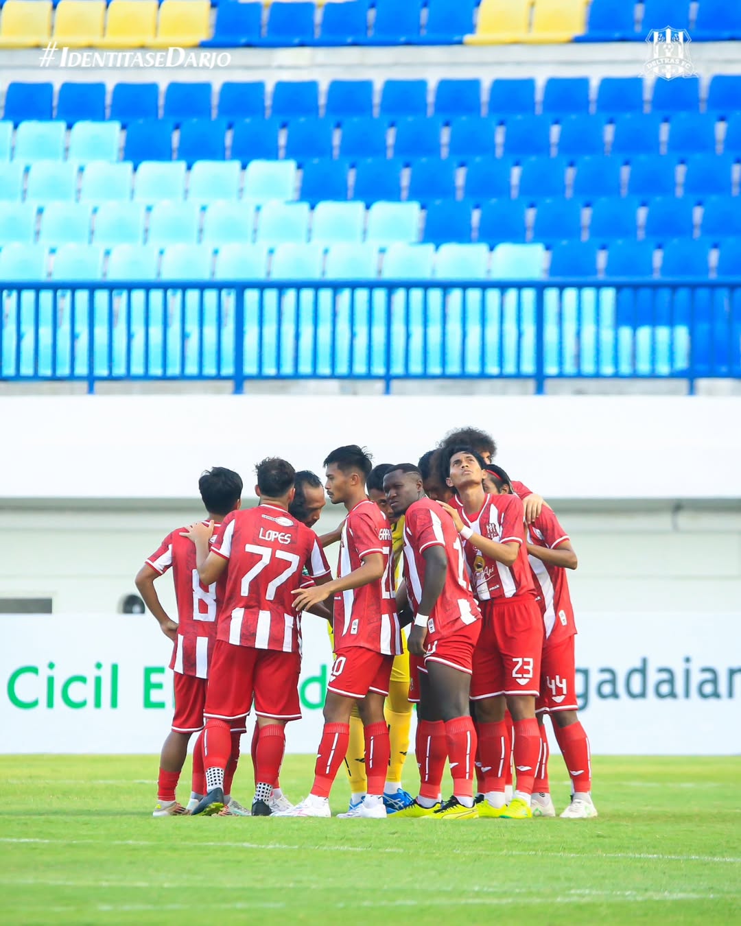 PERSIAPAN : Para pemain Deltras Sidoarjo berkumpul sebelum laga dimulai. ( Ig : deltras.official)