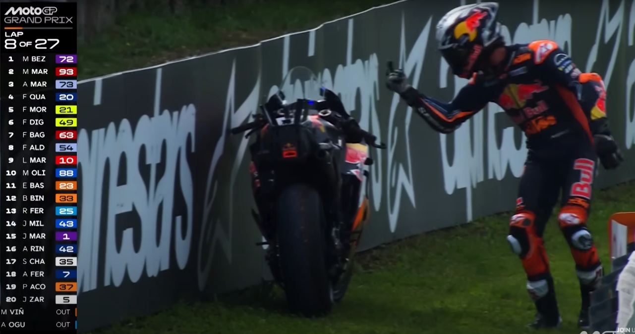 Acosta meluapkan emosi setelah rantai motor KTM-nya lepas saat bersaing di baris depan MotoGP Misano, Minggu (14/9/2025).