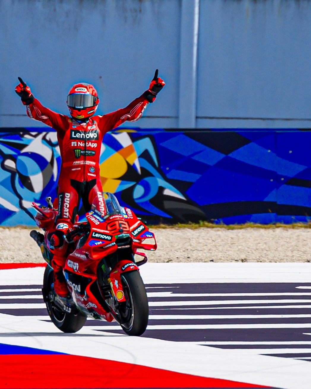 Marc Marquez merayakan kemenangan di San Marino.
