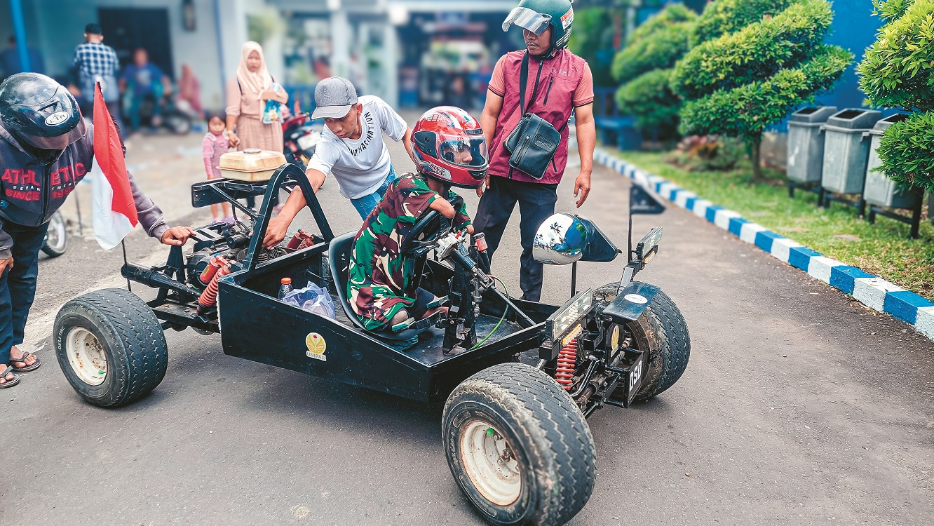 SEMANGAT: Sejumlah disabilitas mengikuti ujian praktik guna mendapatkan SIM, kemarin.