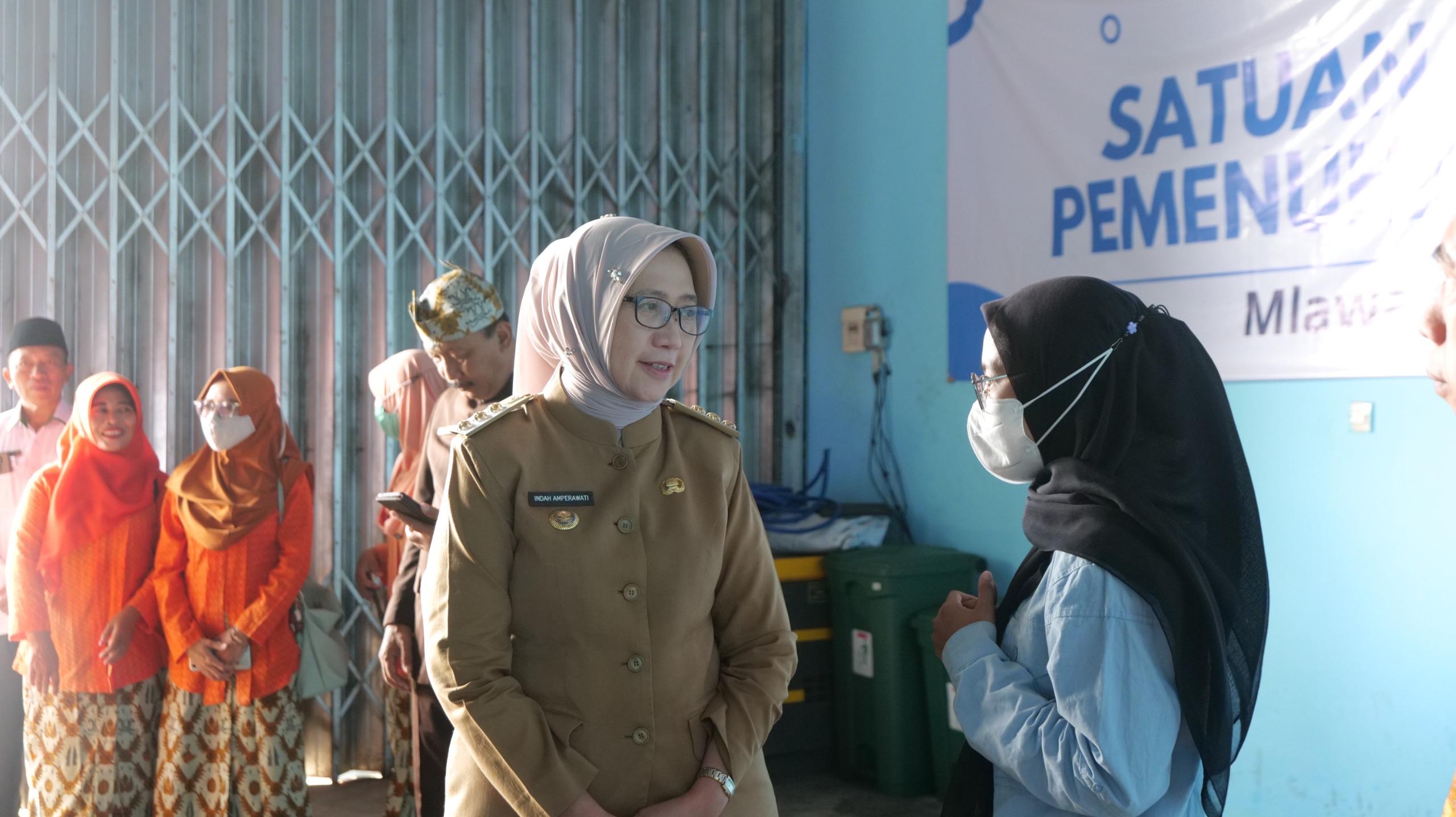 KROSCEK: Bupati Lumajang, Indah Amperawati, saat mengunjungi SPPG Klakah dan memastikan semua peralatan higenis.(ISTIMEWA FOR RAME)
