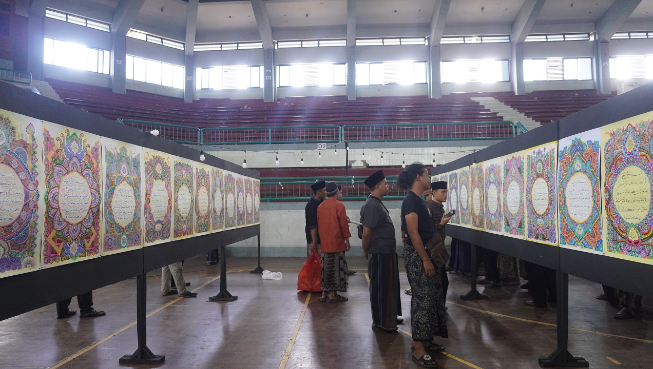 MAHAKARYA: Seni kaligrafi Alquran karya para peserta MTQ 2025 yang dipamerkan, di GOR Kaliwates, (16/9).