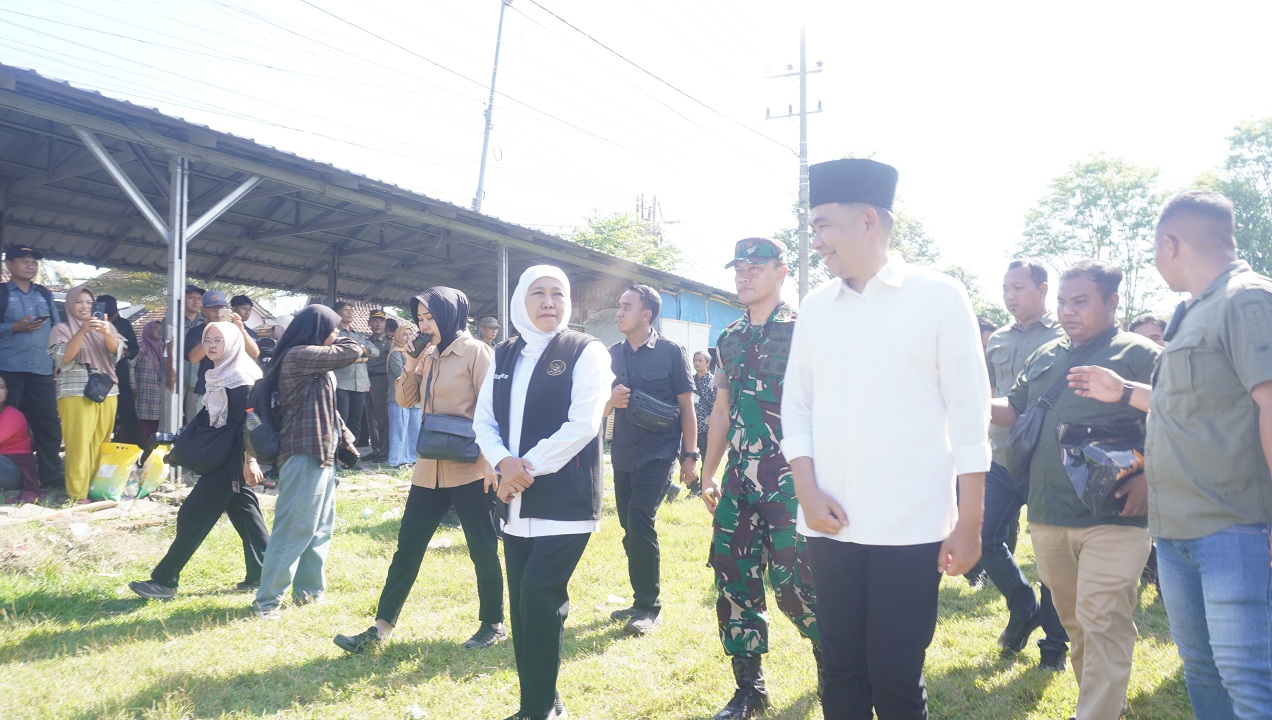 TERUS BERKOLABORASI: Gubernur Khofifah dan Bupati Fawait menuju lokasi opening MTQ 2025 di Stadion JSG, Sabtu (13/9).