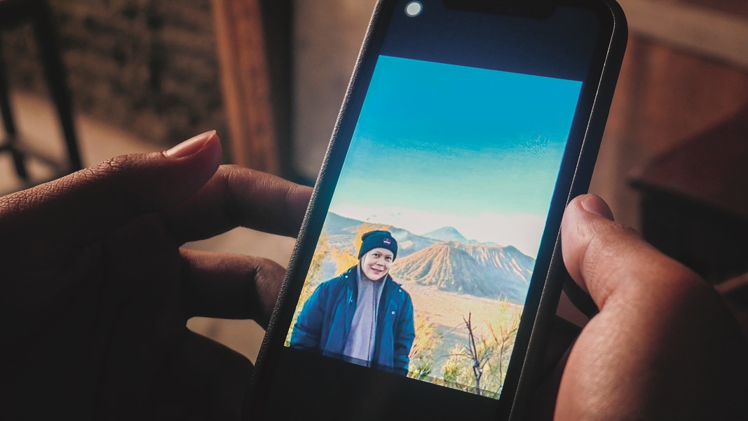 TINGGAL KENANGAN: Foto terakhir Betty saat rekreasi di Bromo sebelum nyawanya terenggut dalam kecelakaan bus RSBS Jember di Jalur Wisata Bromo Probolinggo.