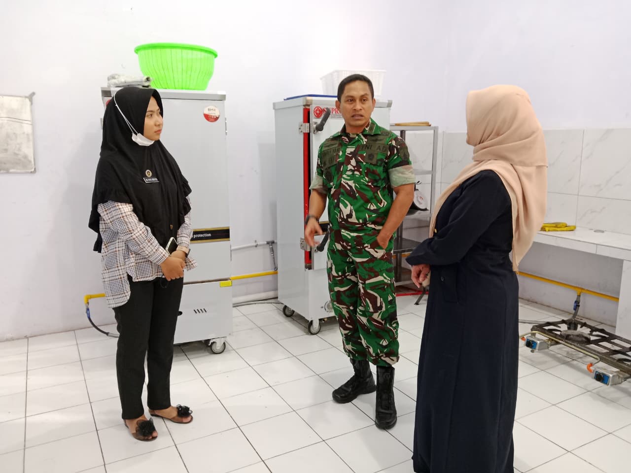 DIPASTIKAN AMAN: Letkol Arh Achmad Yani, Dandim 0822 Bondowoso meninjau kondisi dapur sehqt yang ada di Pondok pesantren dalam mendukung program MBG.