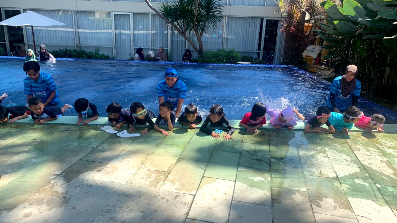 BERIKAN EDUKASI: Pendampingan Latihan Berenang Siswa-siswi TK Nurul Jannah (Unmuh Jember)