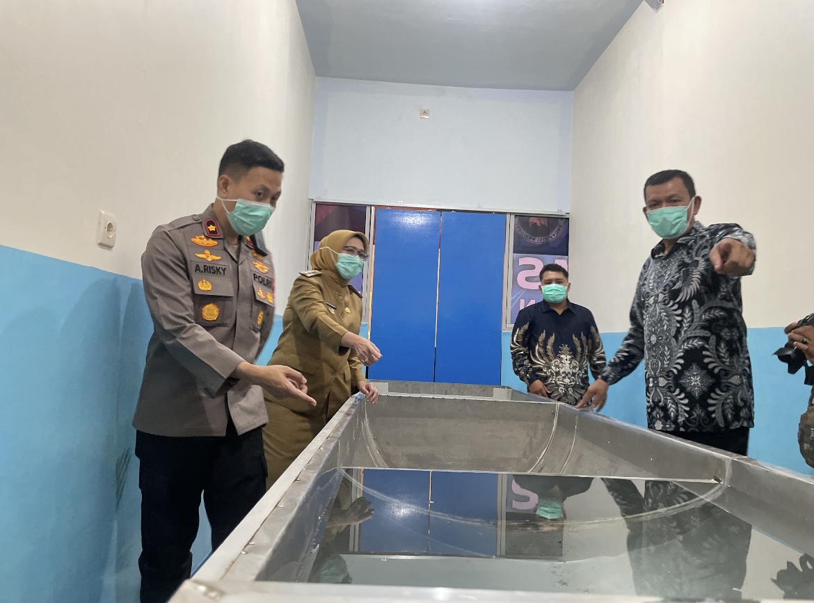 DICEK: Bupati Lumajang, Indah Amperawati, saat melihat langsung dapur umum di Kecamatan Pasrujambe, kemarin.(ADE APRYANIS/RAME)