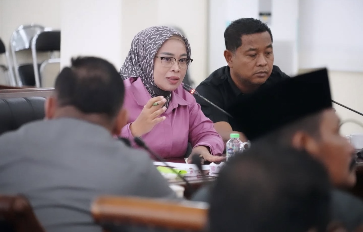 SAMPAIKAN: Ketua DPRD Lumajang Hj. Oktafiyani saat melakukan rapat evaluasi bersama seluruh kepala OPD Pemkab Lumajang di gedung DPRD Wonorejo.(ATIEQSON MAR IQBAL/RAME)