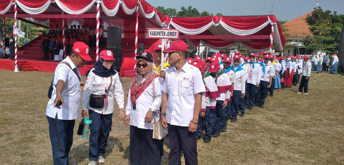 SIAP TAMPIL: Anggota PMR Jember didampingi pengurus PMI Jember saat berada di lokasi Jumbara X Jatim di lapangan perkemahan Semen Indonesia, Gresik, kemarin (17/9).