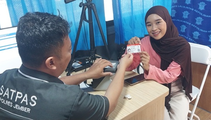 LEBIH CEPAT: Qory Kirana Risfanti, pemohon perpanjangan SIM saat memanfaatkan Bus SIM Keliling di salah satu mal di Kecamatan Kaliwates, kemarin (18/9). (JUMAI/RJ)