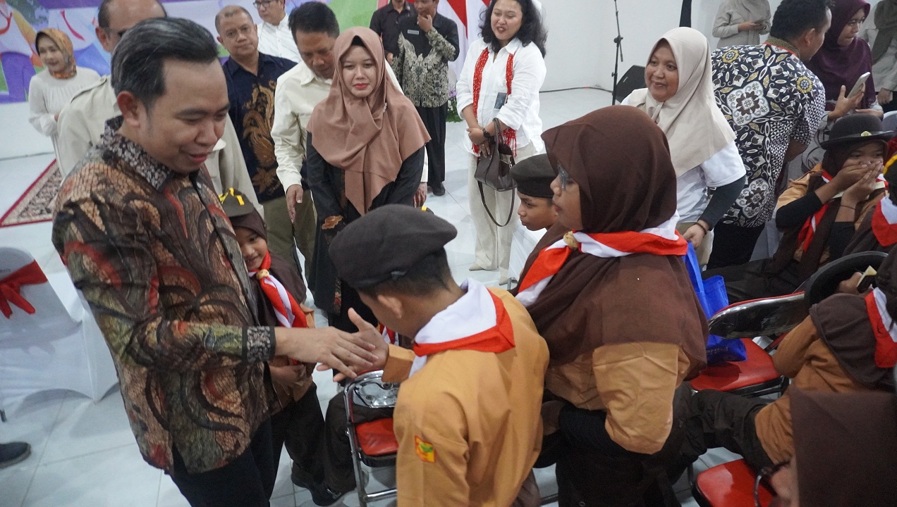 DUKUNG ASTA CITA PRESIDEN: Bupati Fawait saat meninjau masa pengenalan lingkungan sekolah, di Sekolah Rakyat, di Kantor Dinas Pendidikan Jember, pekan lalu (16/8).