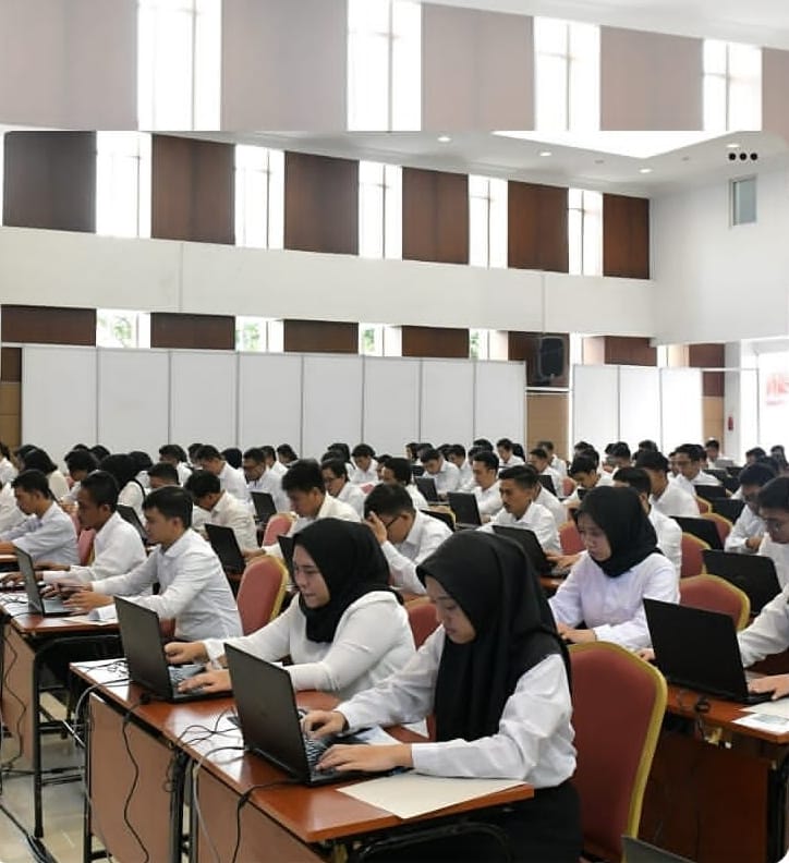 SELEKSI: Peserta seleksi calon pppk tengah mengikuti ujian berbasis komputer dengan serius. (Instagram pppk_Indonesia)