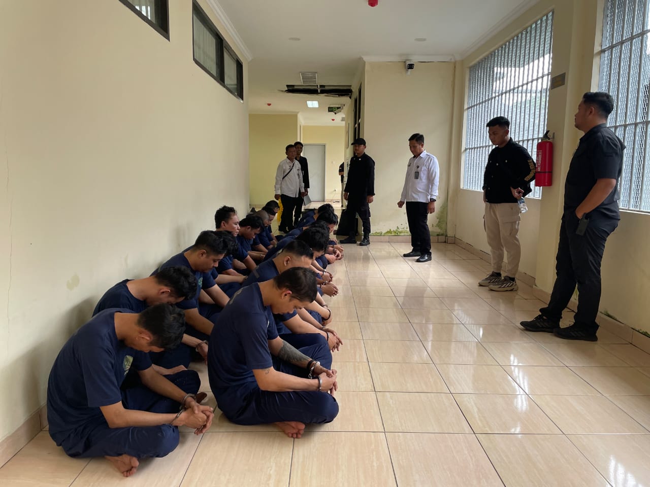 Pengawalan Ketat, 20 Napi asal Pangkal Pinang Resmi Jalani Pembinaan di Lapas Kelas IIA  Ngaseman Nusakambangan