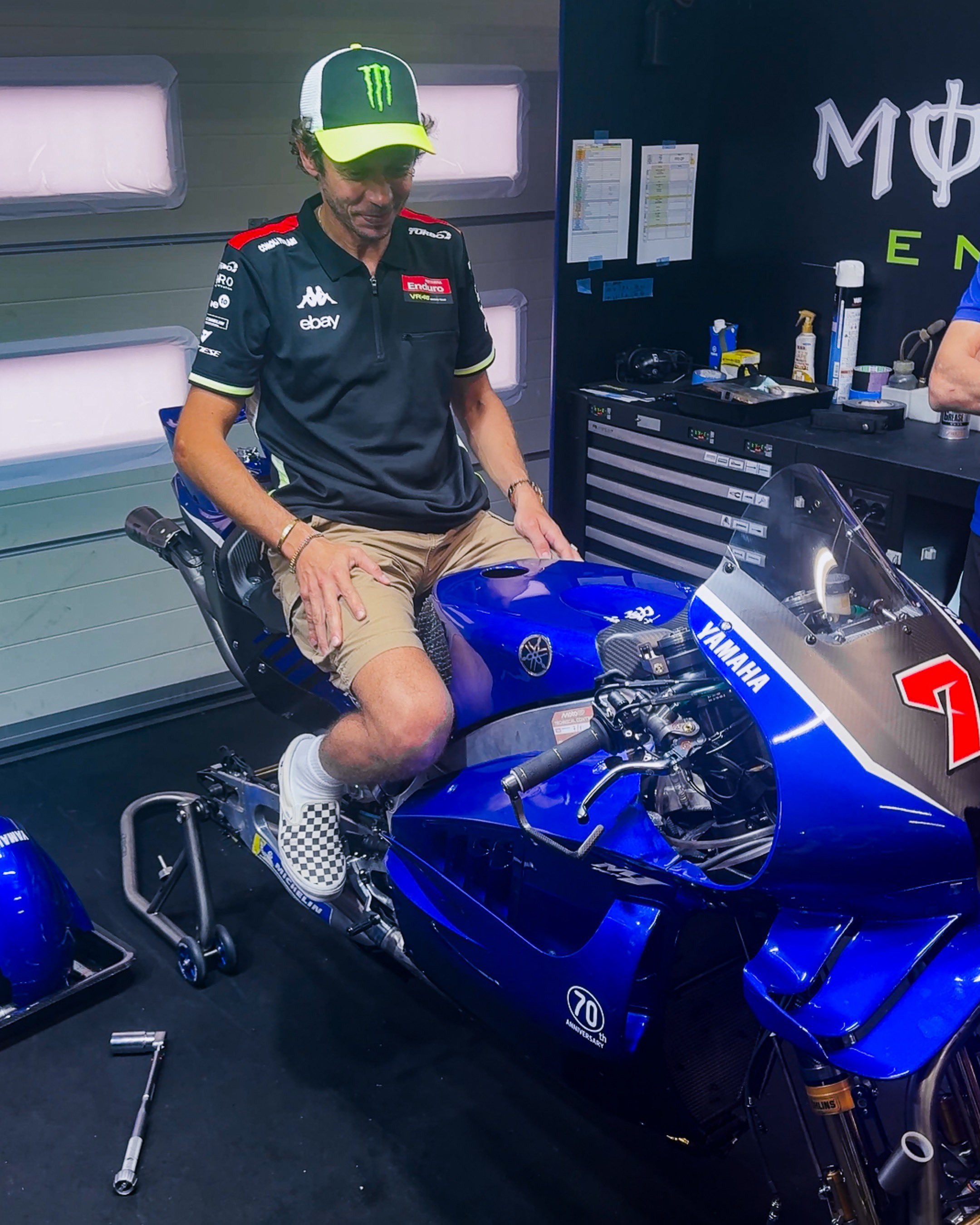 Rossi terlihat antusias terhadap motor Yamana bermesin V4 yang baru debut musim ini.