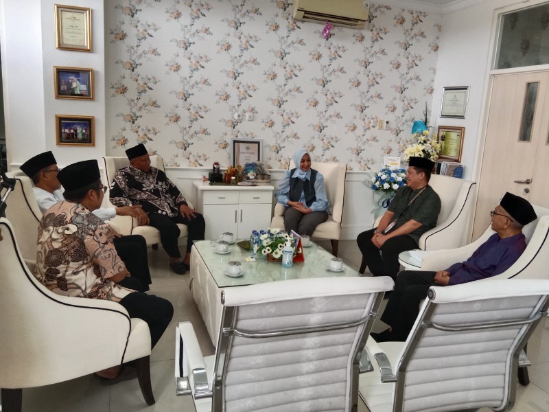 TAKZIAH: Panitia MTQ Jatim takziah ke RSBS Jember (17/9) dan bersamaan dengan KH Abdul Muqit Arief. Keduanya ditemui langsung oleh direktur RSBS, dr Faida.