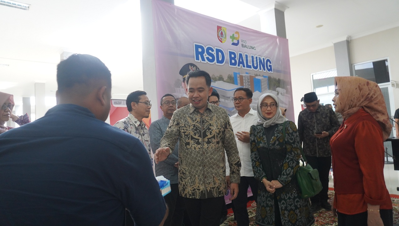 SAMPAIKAN RENCANA KERJA: Bupati Fawait menyapa pegawai RSD Balung di sela-sela penyampaian progress kinerjanya di RSD Balung, Senin (15/9).
