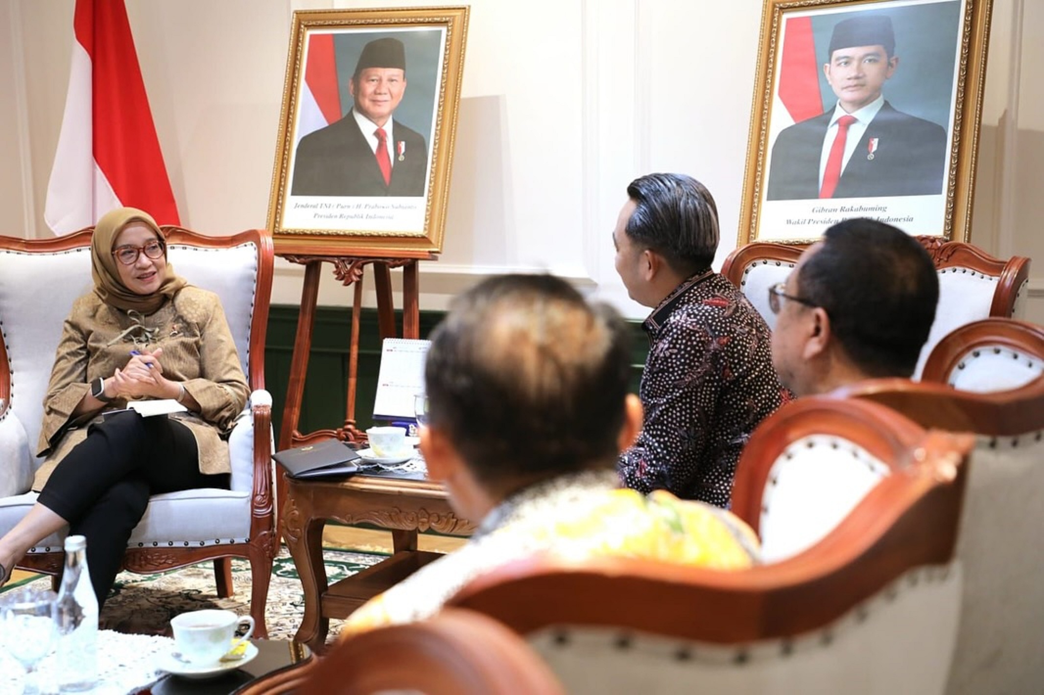 LANJUT LOBI-LOBI: Bupati Fawait (kanan) saat bertemu Menteri PAN-RB Rini Widyantini (kiri), membahas kaitan nasib PPPK paruh waktu dan pengusulan formasi tambahan untuk CPNS, di Jakarta, (17/9).&nbsp;