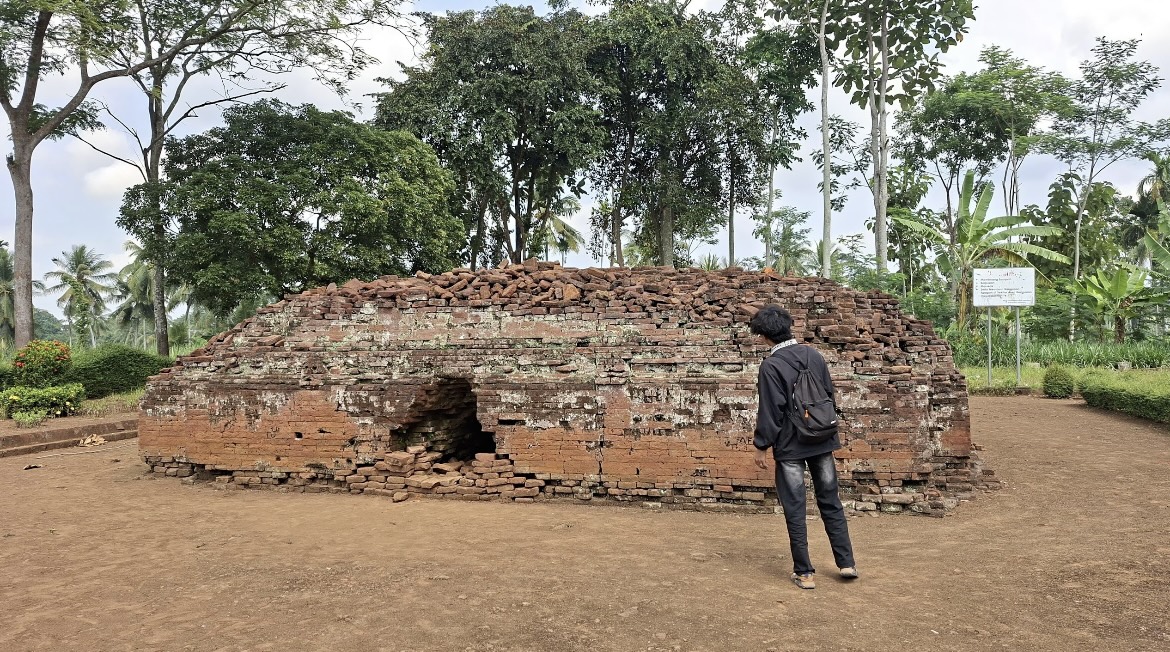 PENINGGALAN: Kondisi candi Agung yang terletak di Kecamatan Randuagung masih berdiri kokoh meskipun beberapa bagian tak lagi utuh.(DEFRI AHMAD)