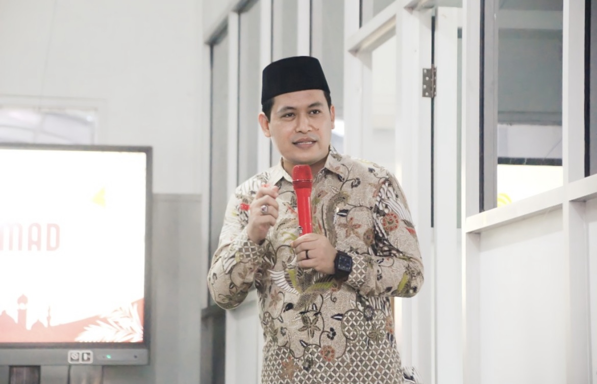 SAMPAIKAN: Kepala Dinas Komunikasi dan Informatika (Kominfo) Lumajang Mustaqim saat menyampaikan pentingnya progam MBG.(KOMINFO FOR RAME)