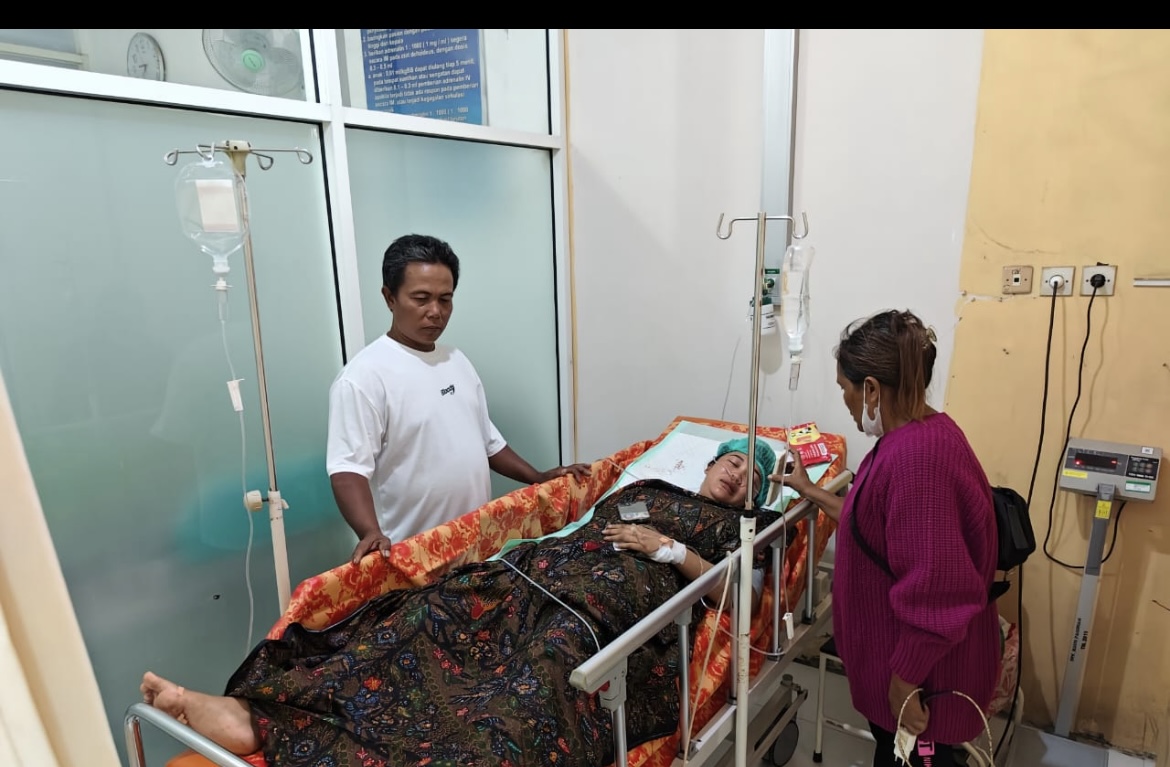 LIHAT: Bella Okavia saat menjalani perawatan setelah mengalami luka sabet pada sejumlah bagian tubuh, kemarin.(ATIEQSON MAR IQBAL/RAME)