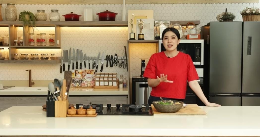 Devina Hermawan sedang memberi penjelasan mengenai masakannya, pecak Ikan dan terong.
