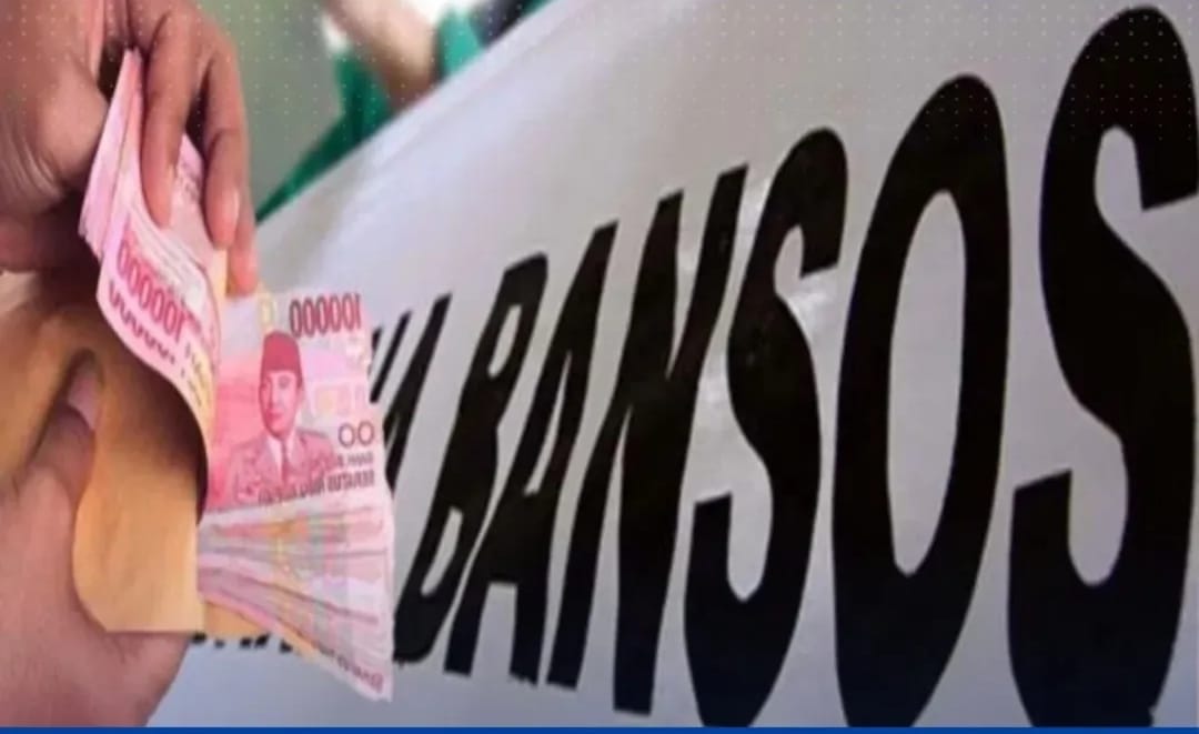 ILUSTRASI PENYALURAN BANSOS: Tumpukan uang tunai dengan latar bertuliskan "Bansos" sebagai ilustrasi penyaluran bantuan sosial bagi keluarga penerima manfaat (KPM). (Instagram heraldsulselbar)