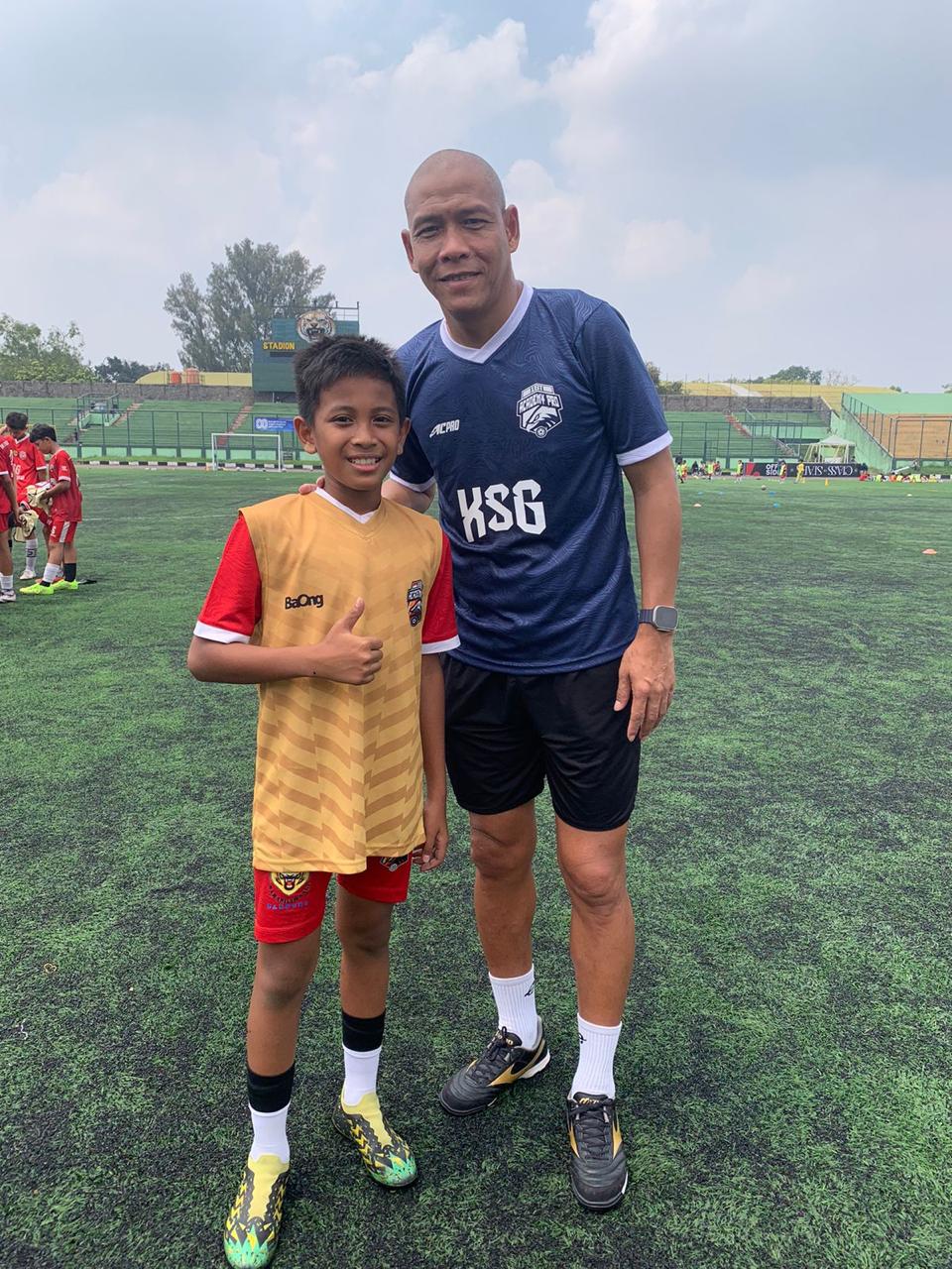 FOTO BARENG: Momen Al Razy Fabian berlatih bersama Coach Nova Arianto yang merupakan pelatih Timnas U17.