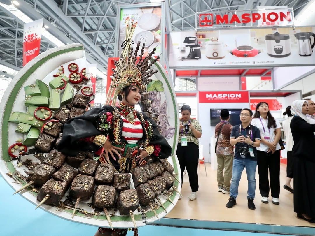 MEMUKAU: Penampilan JFC defile Sate yang unik menarik perhatian pengunjung pada event&nbsp;The 22nd China- Asean Expo di Kota Nanning, Tiongkok pada 17-21 September.