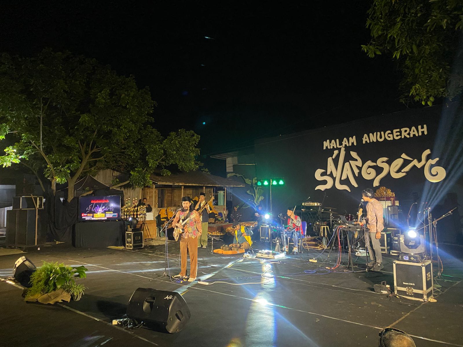 KREATIF: Sejumlah pemuda di Desa Prajekan Lor membawa lagu madura dengan genre fusion beberapa waktu lalu. (SINCA)