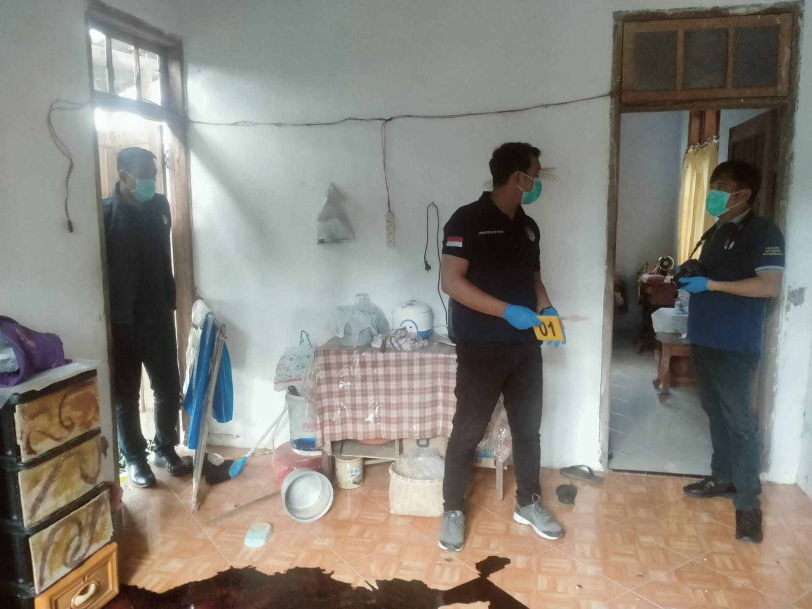 SIGAP : Petugas kepolisian olah TKP penemuan mayat di dalam rumah warga Dusun Kraton, Desa Wonoasri, Kecamatan Tempurejo.