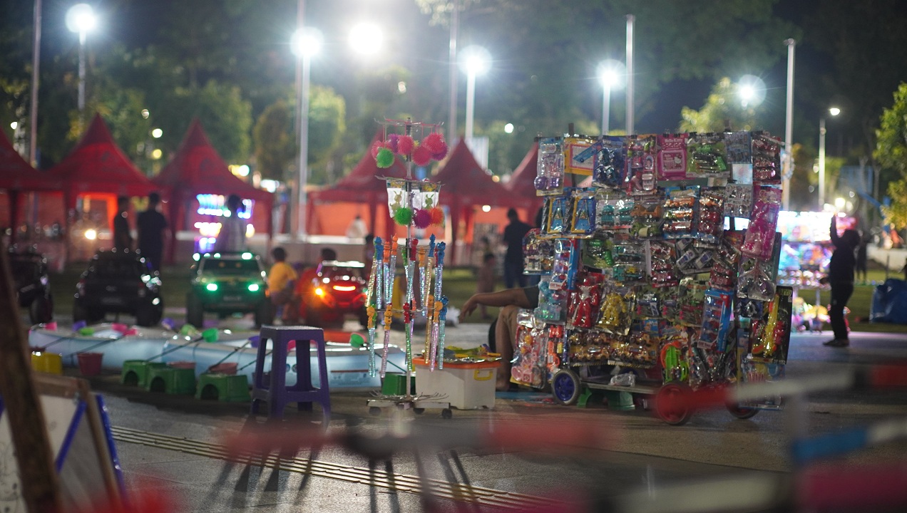 PERLU PENERTIBAN: Sejumlah PKL tampak berjualan di Alun-Alun Jember. Sementara, saat gambar ini diambil, tiada penindakan dari petugas.