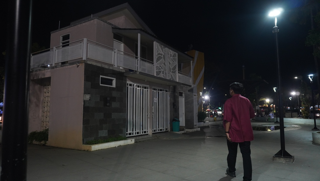 RUSAK: Sejumlah fasilitas di MCK Alun-Alun Jember rusak, Sabtu (20/9).