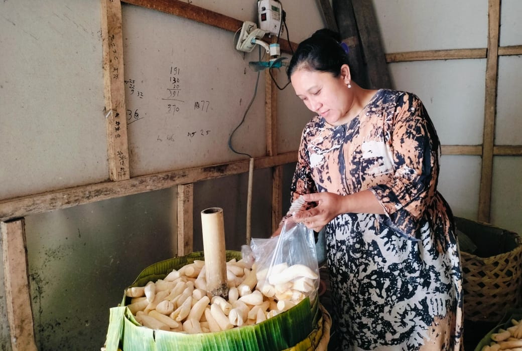 DIKEMAS : Nur Suci istri dari Sanusi owner Tape Nur Barokah ketika mengemas tape sebelum di masukkan ke dalam besek bambu.(YUNITA SETYOWATI)