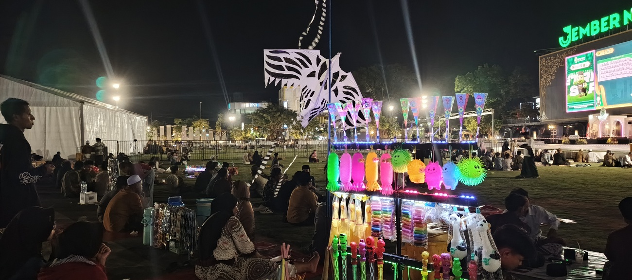 Pemandangan salah satu PKL yang masuk ke dalam kawasan Alun-Alun Jember. Tepatnya saat perhelatan MTQ Jatim yang menjadi Alun-alun sebagai salah satu venue termegahnya, pekan lalu (15/9).