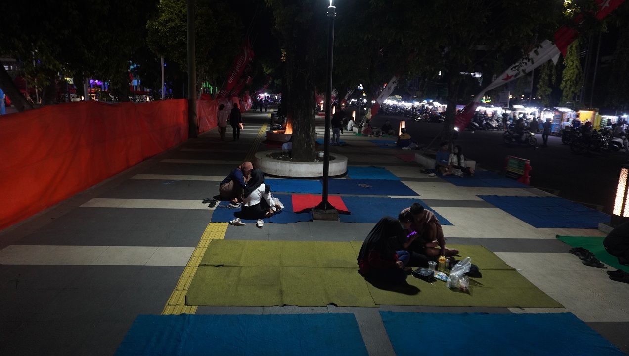 BAGAIMANA INI: Karpet dan tikar pedagang juga dihampar di lantai Alun-Alun Jember. Ini bisa membuat PKL iri dan jika dibiarkan semua akan jualan di alun-alun.