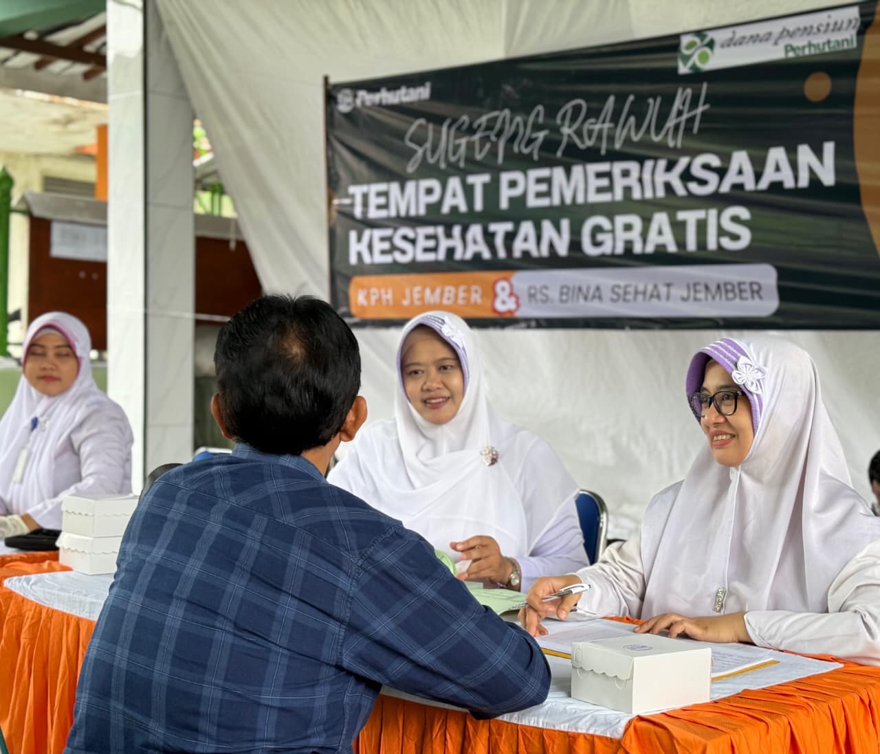 SENYUM SAPA: Para nakes RSBS menyambut pensiunan Perhutani KPH Jember yang akan melakukan pemeriksaan kesehatan.