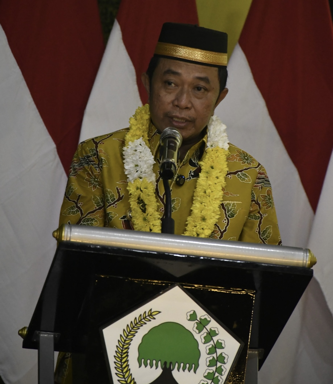 BERI SAMBUTAN: Bupati Bondowoso Abdul Hamid Wahid saat memberikan pidatonya dalam acar Musda Golkar, kemarin (20/9). (FAQIH HUMAINI/RADAR IJEN)