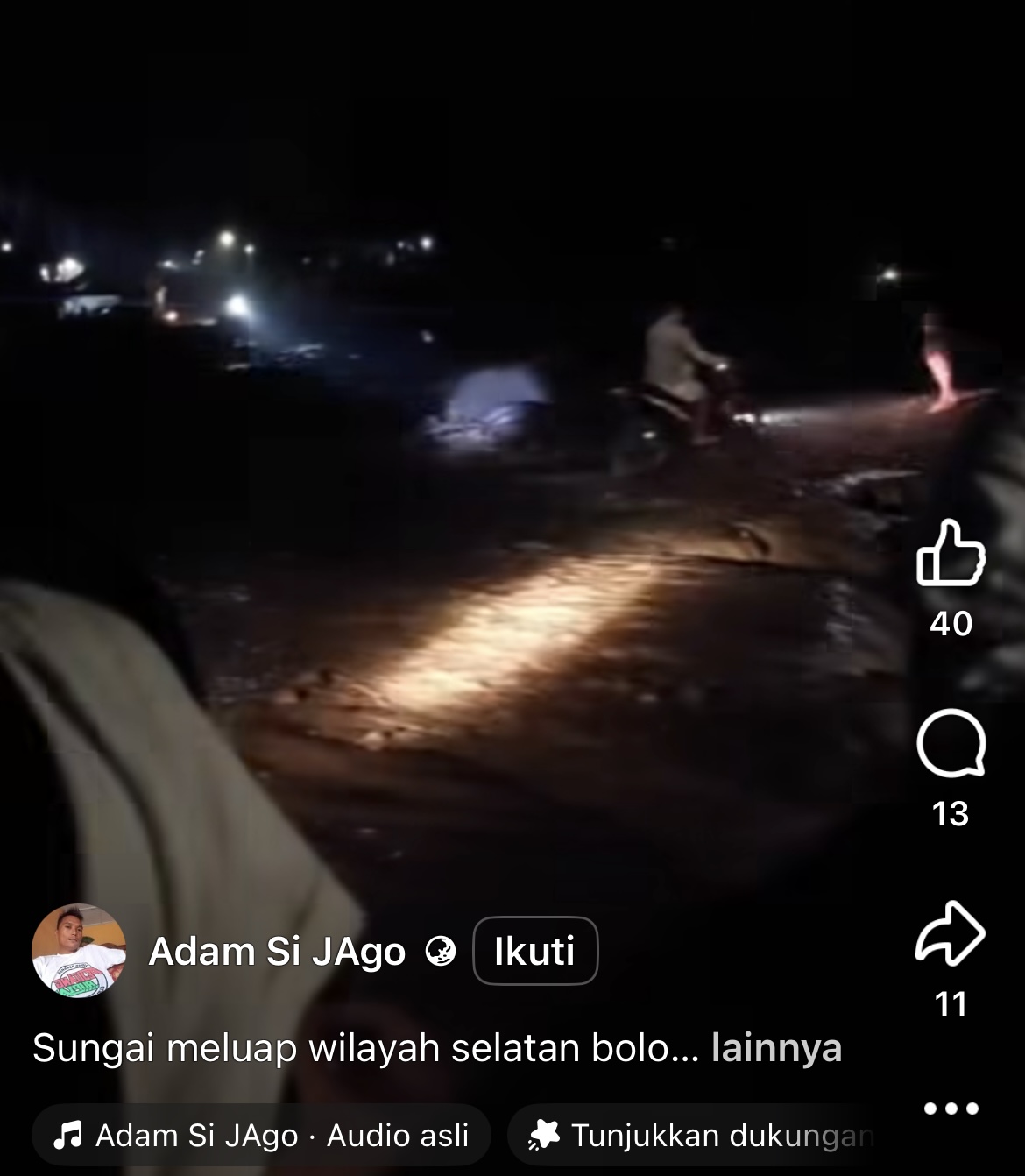 Kondisi air sungai saat meluap warga terpaksa terobos aliran sungai.
