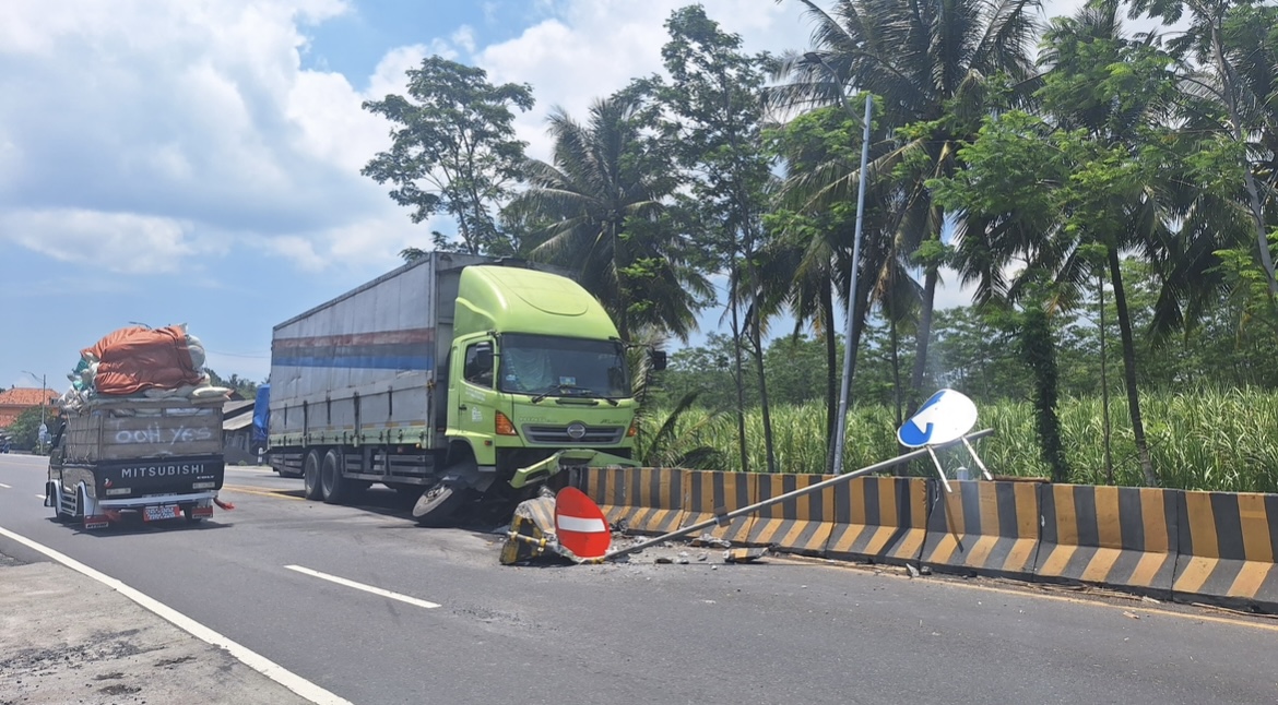 DITABRAK: Kondisi truk box saat menambrak pembatas jalan hingga membuat bumpernya hancur.(ADE APRYANIS/RAME)