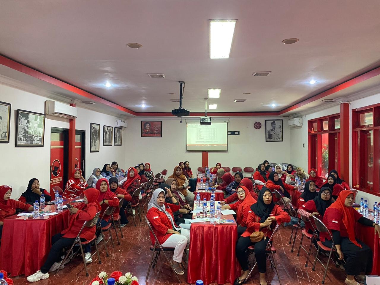 DILATIH: Pelatihan kader penggerak percepatan penurunan stunting di kantor PDIP Jember.