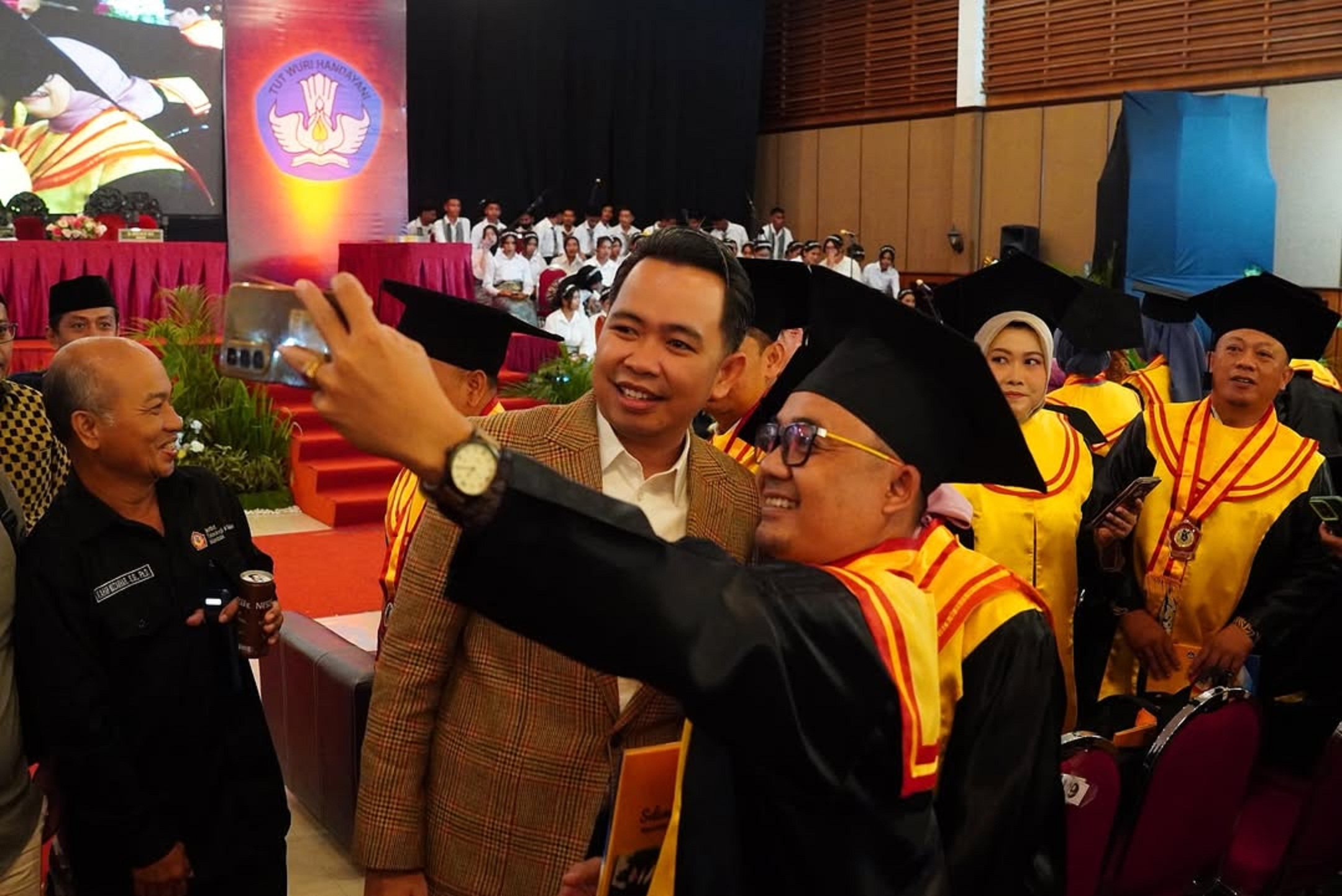 KEBERSAMAAN: Bupati Jember Muhammad Fawait menerima ajakan berswafoto wisudawan ITSM.&nbsp;