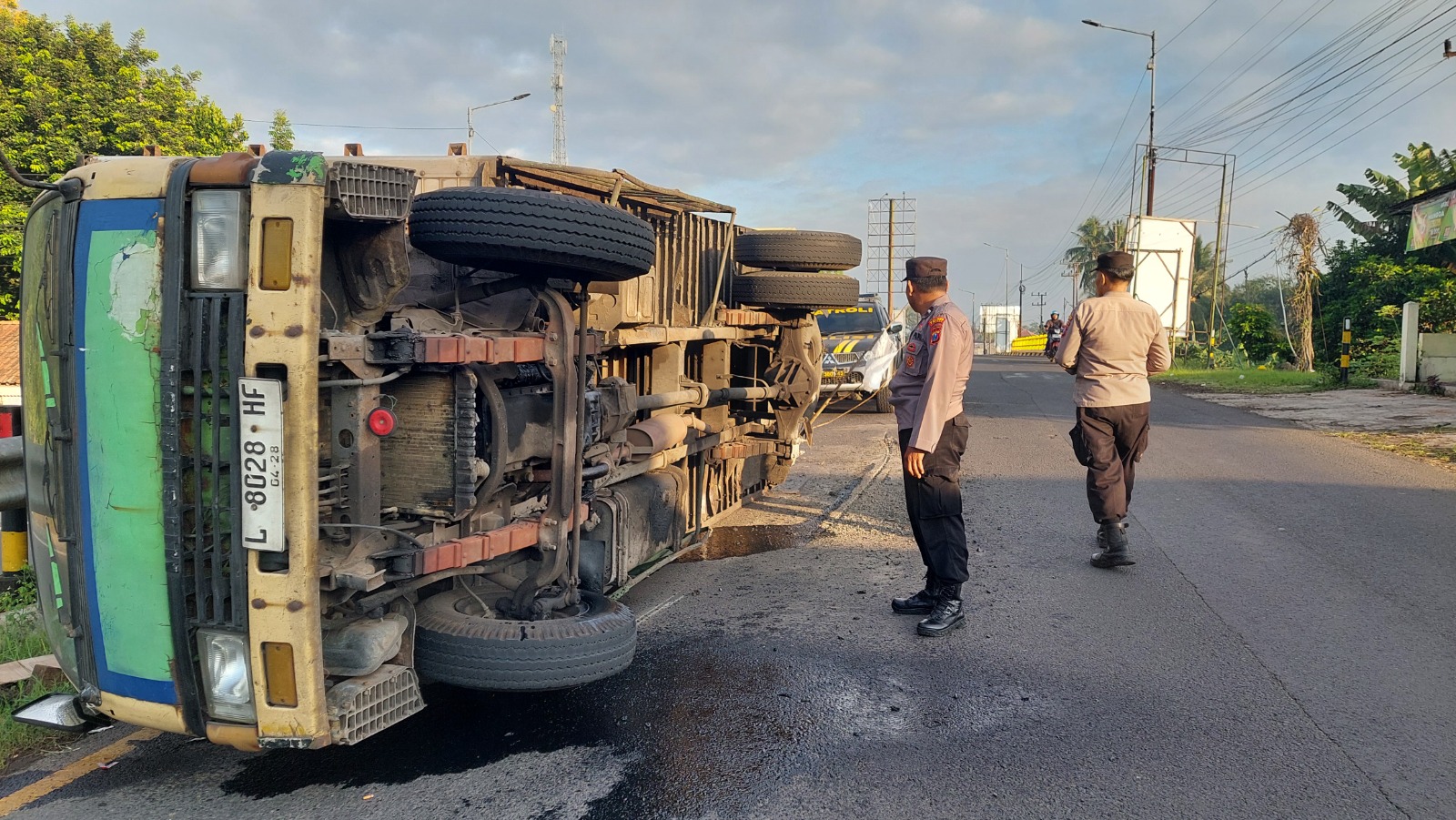 LAKA TUNGGAL: Kondisi truk box bermuatan bumbu Miwon yang terguling di Jalan Raya Dusun Teko&rsquo;an, Desa Tanggul Kulon, Kecamatan Tanggul, Senin (22/9) dini hari. (JUMAI/RADAR JEMBER)