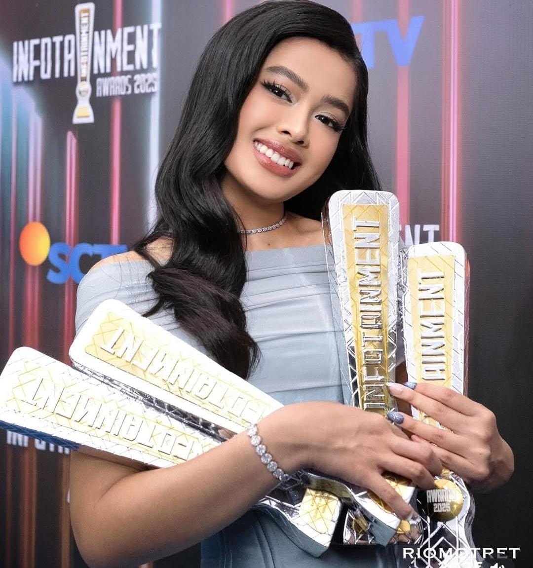 MERAIH PENGHARGAAN : Aqeela Calista borong empat piala penghargaan pada gelaran Infotainment  Awards 2025 di Studio Emtek City, Jakarta (ig : aqeelacalista)