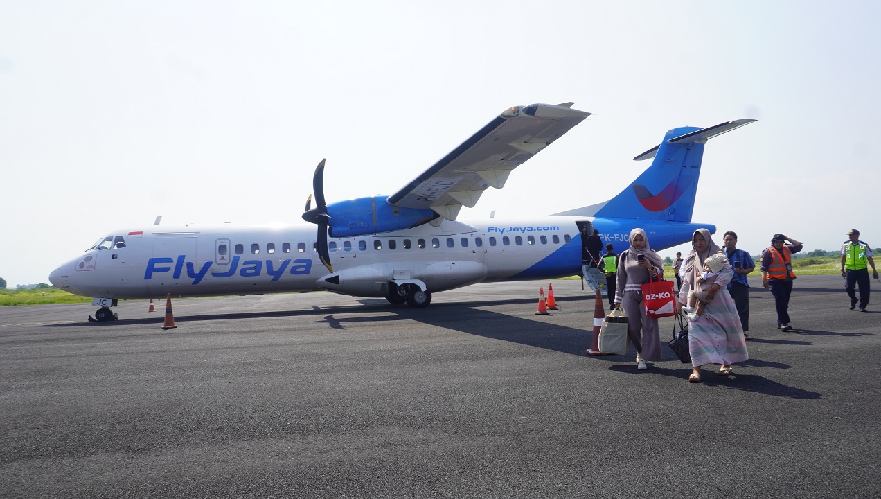 LANDING DAN TAKE-OFF: Para penumpang yang baru saja landing di Bandara Notohadinegoro Jember. Tak berselang lama, kembali take-off menuju Bandara Halim Perdanakusuma Jakarta, kemarin (23/9).