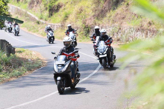 Berkendara di turunan perlu memperhatikan cara pengereman agar tetap aman.